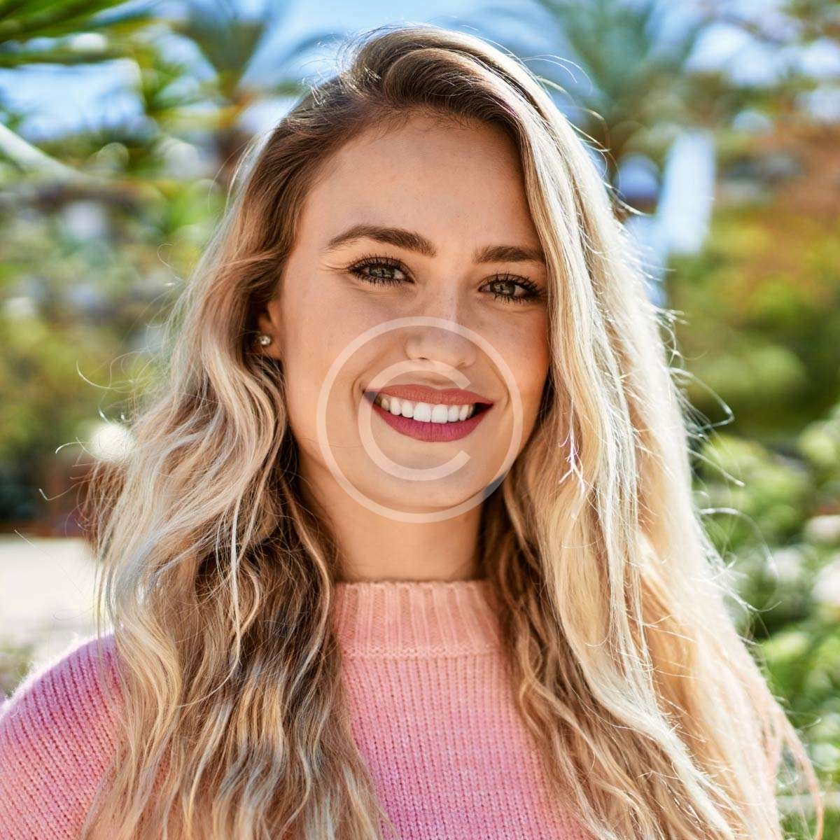 Woman wearing pink shrit